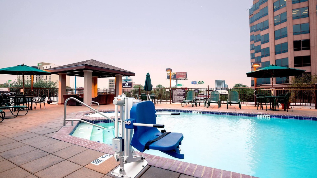 Shearer Hills - Ridgeview Apartment | Studio | Free Breakfast + Outdoor Pool and Hot Tub