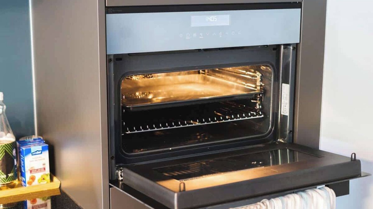 St. Gallen Apartment | Studio funky yellow (2) with shower (plus kitchen for shared use)