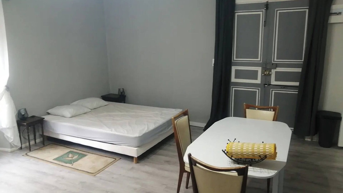 Bourg-Argental Apartment | Studio 'Gradina Bulgarana' with Shared Garden and Wi-Fi