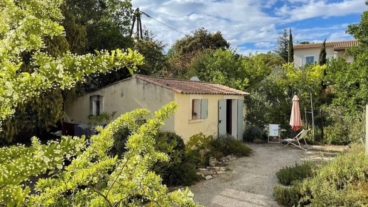 Cabrieres-d'Avignon Apartment | Studio Ideal for guaranteed special moments