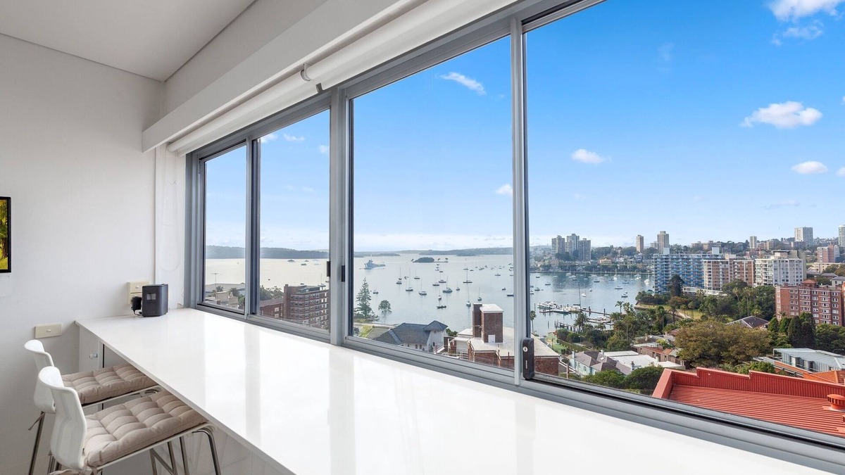 Elizabeth Bay Apartment | Studio in Elizabeth Bay with Pool & City Views