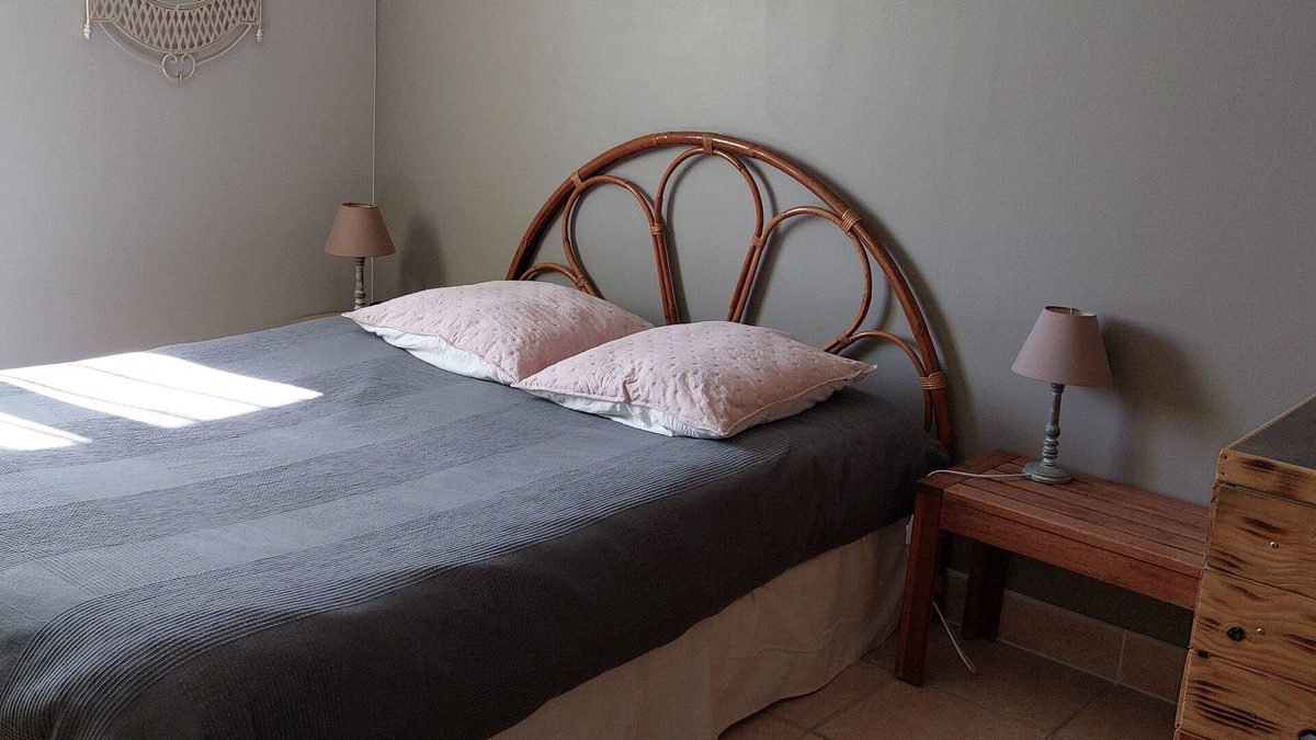Sollies-Toucas Apartment | Studio in Provencal village with view of the hills