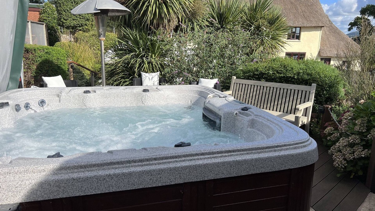 East Budleigh Apartment | Studio in the idyllic countryside 2 miles from the beach in Devon with Hot Tub