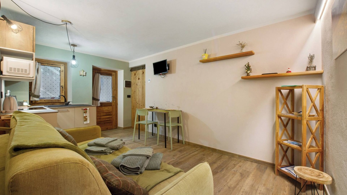 Maen Apartment | Studio 'Les Fleurs' with Wi-Fi