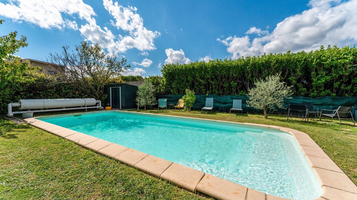 Taillades Apartment | Studio 'Luberon' with Mountain View, Wi-Fi and Air Conditioning