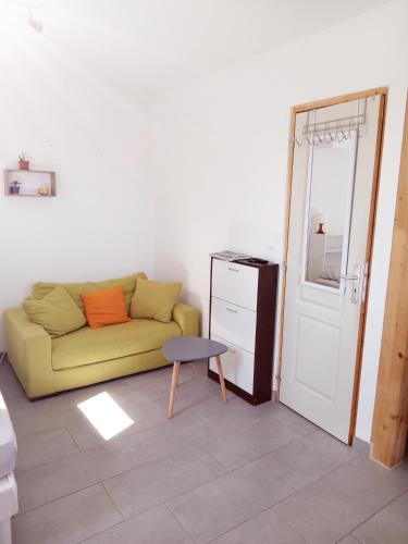 Sainte-Anne - Faubourg Noyon Apartment | Studio neuf avec jardin partagé