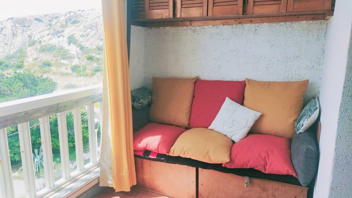 Marseille Apartment | Studio on Frioul Island: at the foot of a beach and the Morgiret calanque.