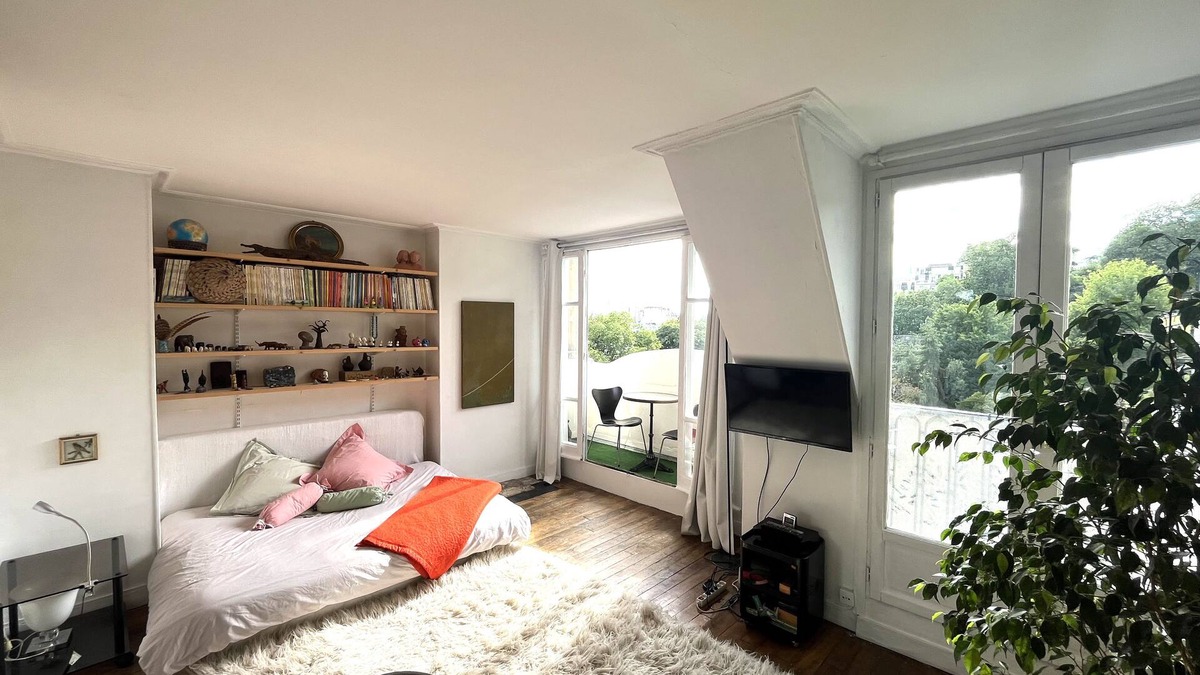 Quartier de Rochechouart Apartment | Studio Panoramic View on Montmartre & Paris.nSafe building, top floor elevator.
