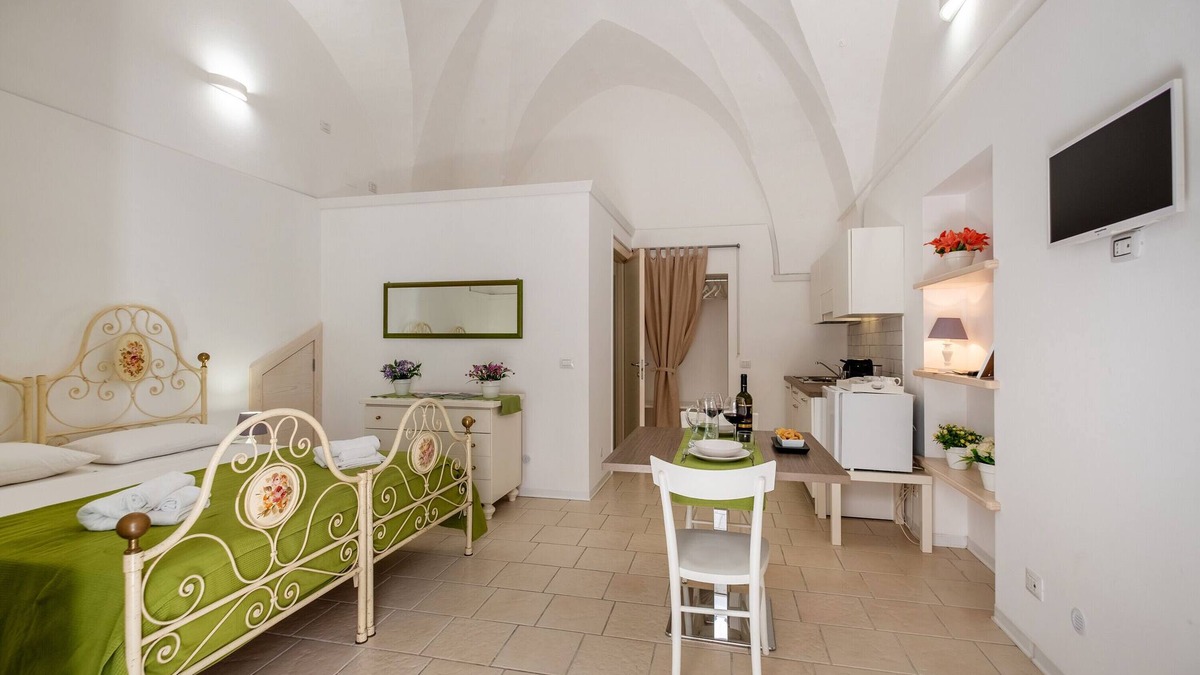Leverano Apartment | Studio 'Residenza Isabella 2' close to City Centre with Garden & Air Conitioning