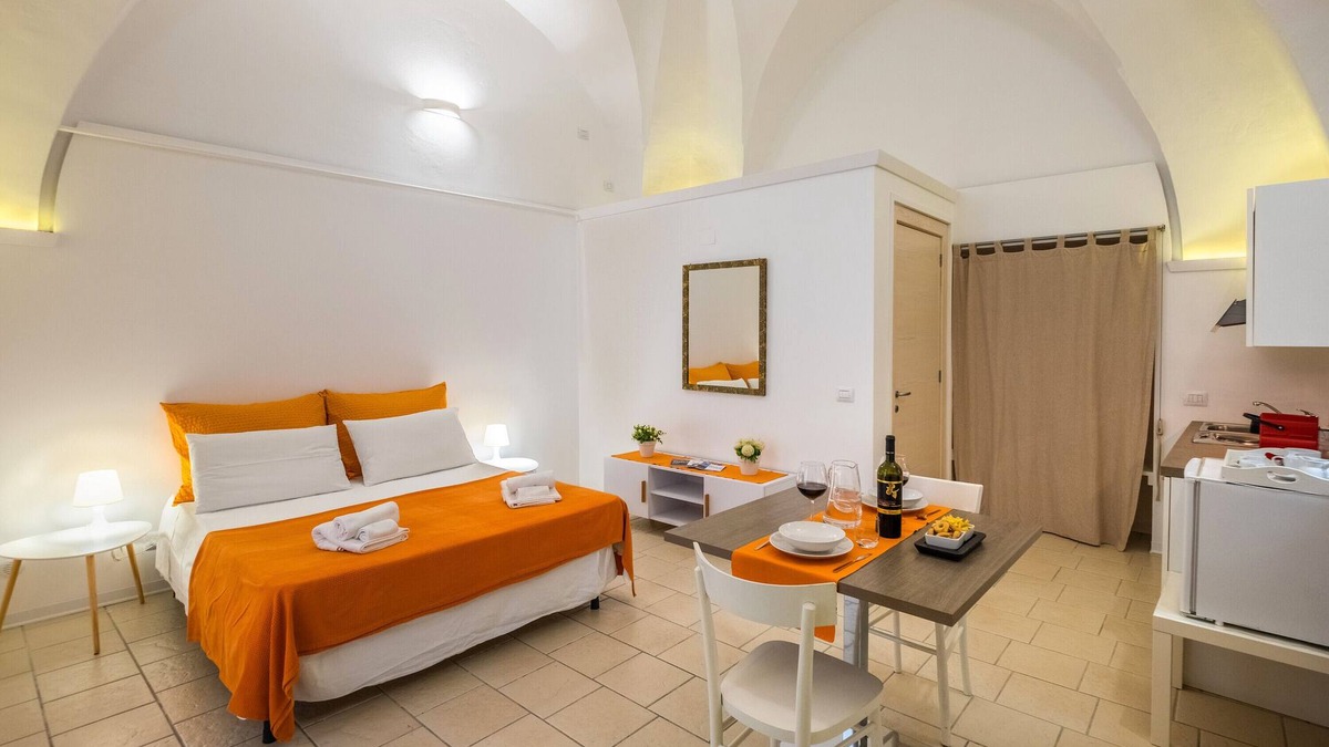 Leverano Apartment | Studio 'Residenza Isabella 3' close to City Centre with Garden & Air Conditioning