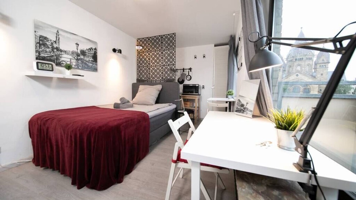 Pempelfort Apartment | Studio Rosso Zentral Altstadt Balkonmesse