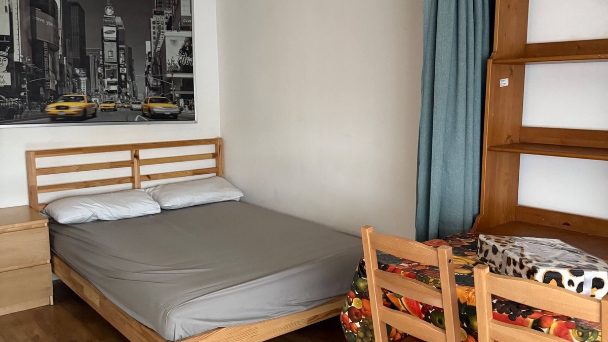Brunel Apartment | Studio - Sleeps 2 - Garden - Parking - Wifi