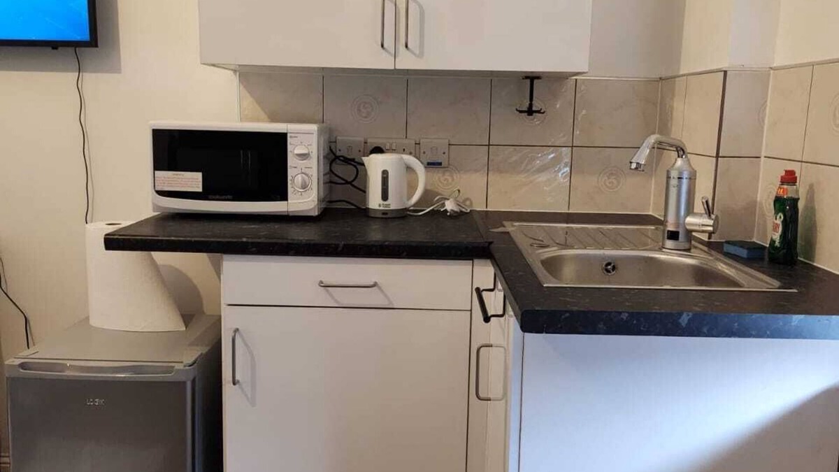 Stone Apartment | Studio - Sleeps 2 - Parking - Wifi
