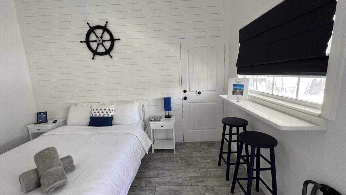Sunset Beach Hotel | Studio steps to beach w/queen bed #2