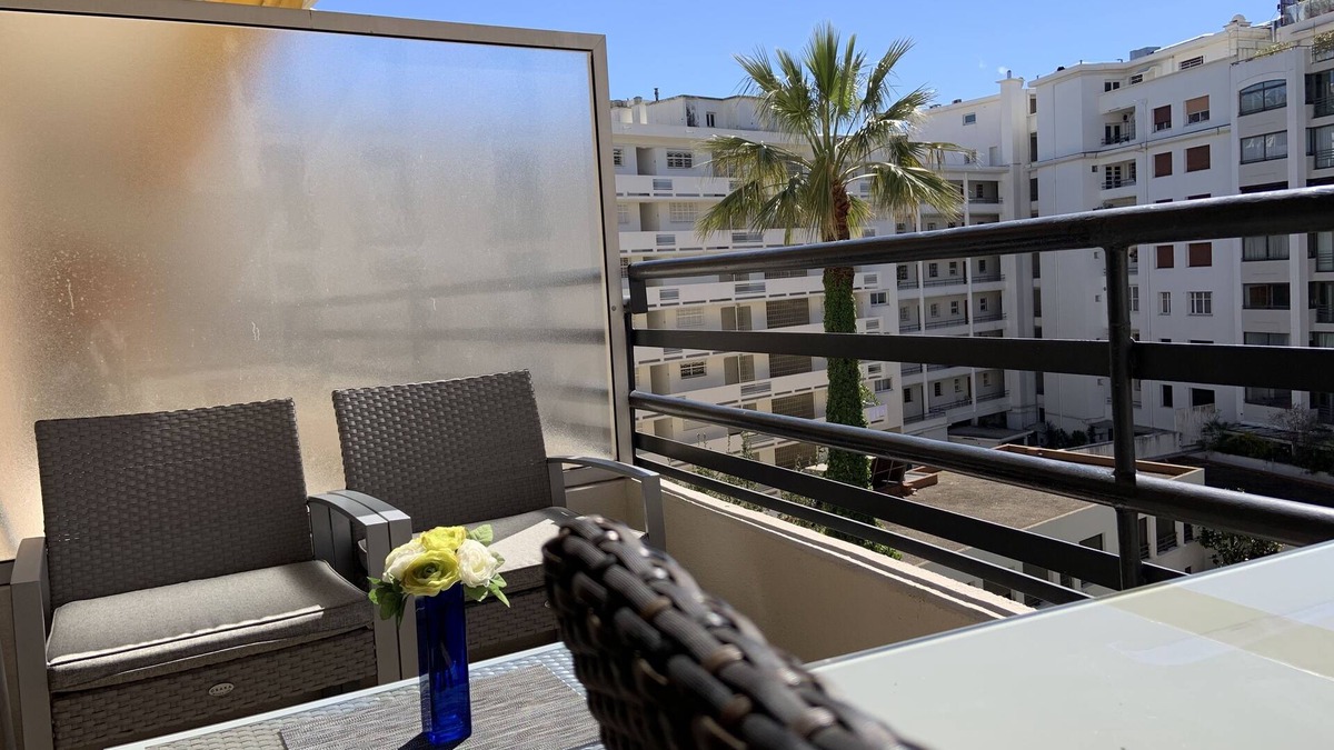 Cannes City Centre Apartment | Studio terace in Cannes, quiet, 50m away from the beaches of the Croisette, close to the Palais des Festivals