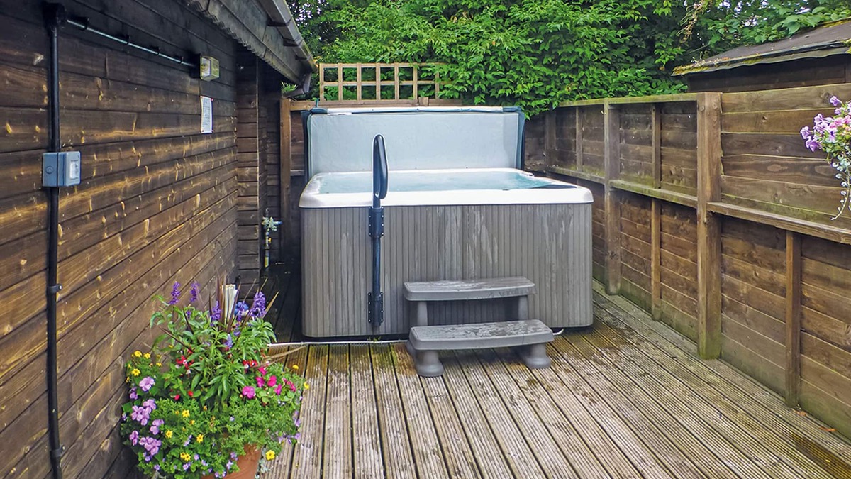 Cullompton Ski Chalet | Studio timber lodge with one double.