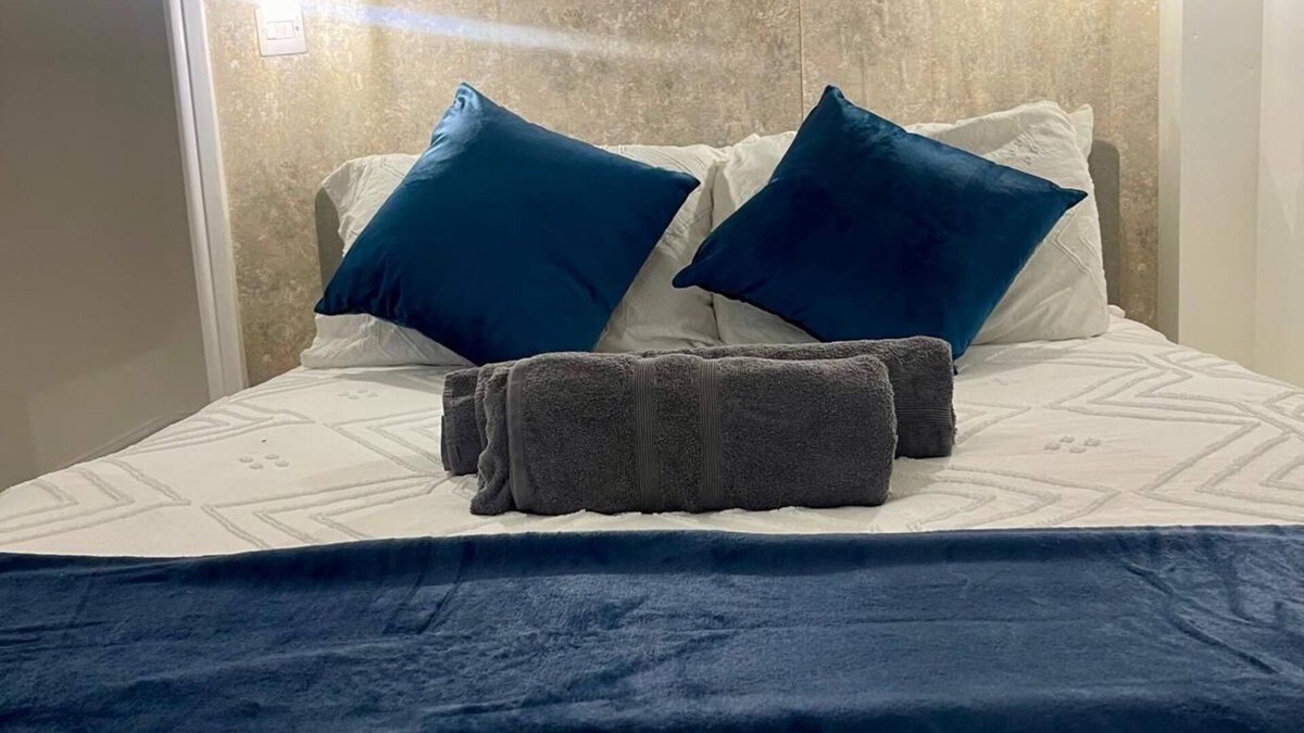 Hackney Downs Apartment | Studio Traditional Private bathroom with shower