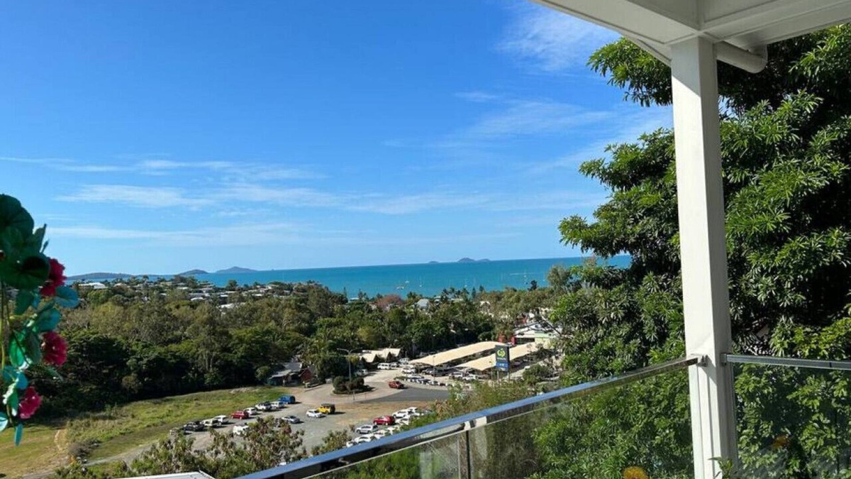 Airlie Beach Condo | Studio Unit with ocean views private home