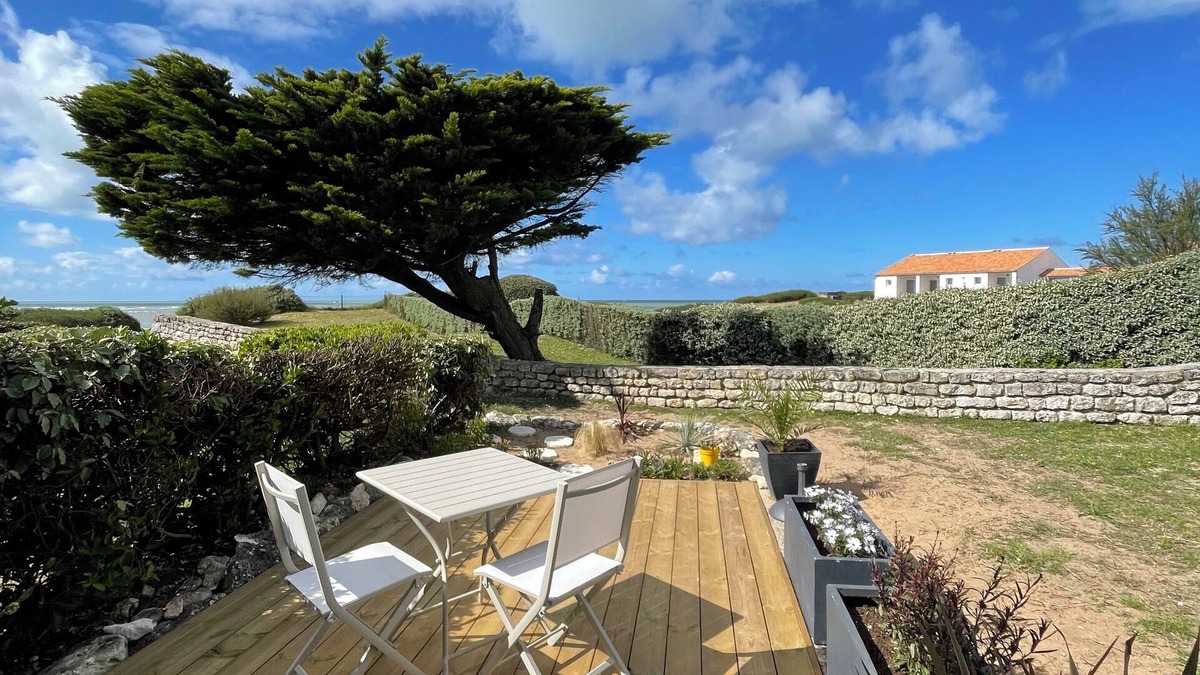 La Cotiniere Apartment | Studio with sea view, direct access to the beach