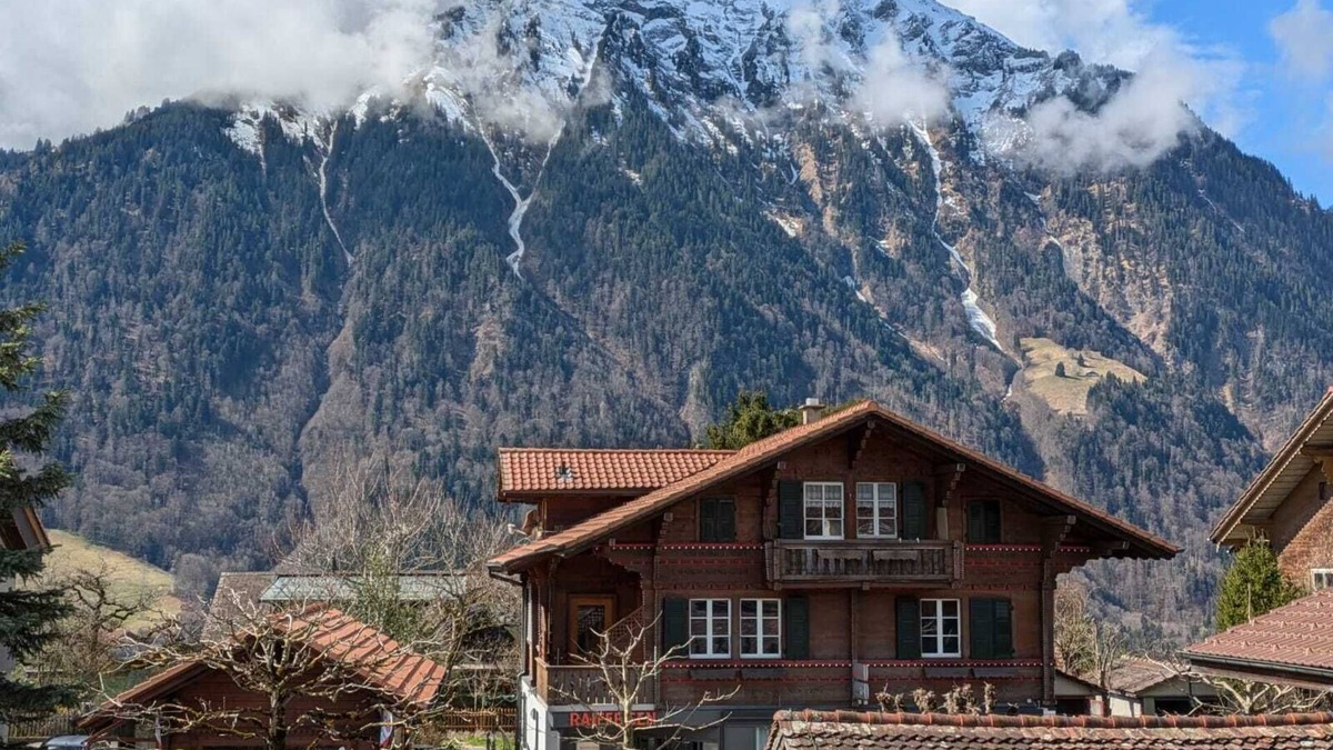 Aeschi bei Spiez Apartment | Studio with balcony, Niesen view & parking near Interlaken, Thunersee & Blausee