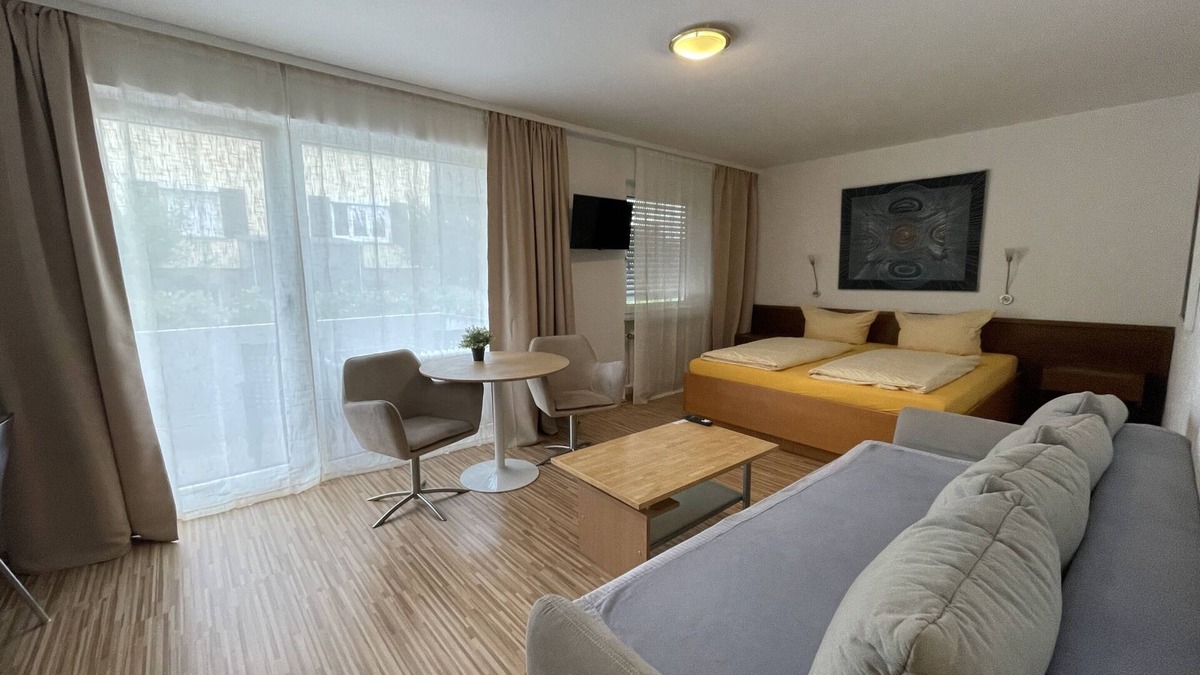 Leonberg Apartment | Studio with balcony and a sofa