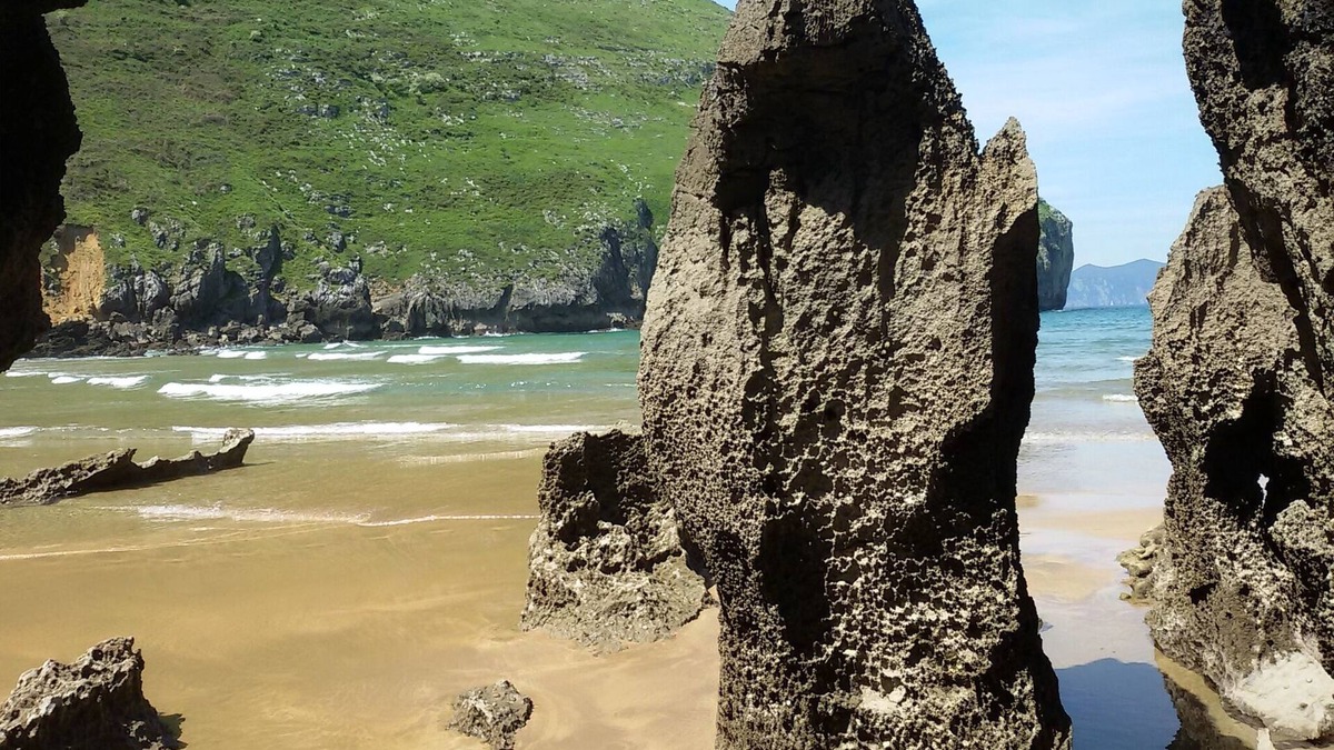 Castro Urdiales Apartment | Studio with garden and sea & mountain views in Playa Sonabia