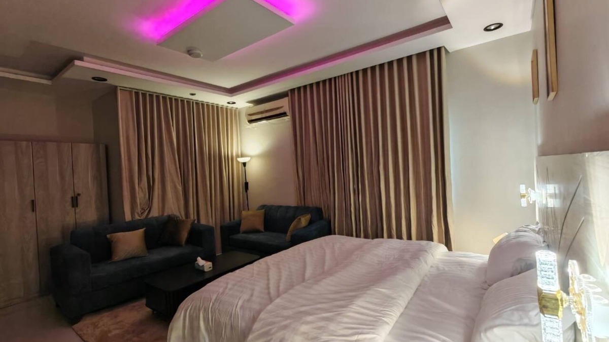 Al Faisaliyah Apartment | Studio with hotel furniture and a prime location