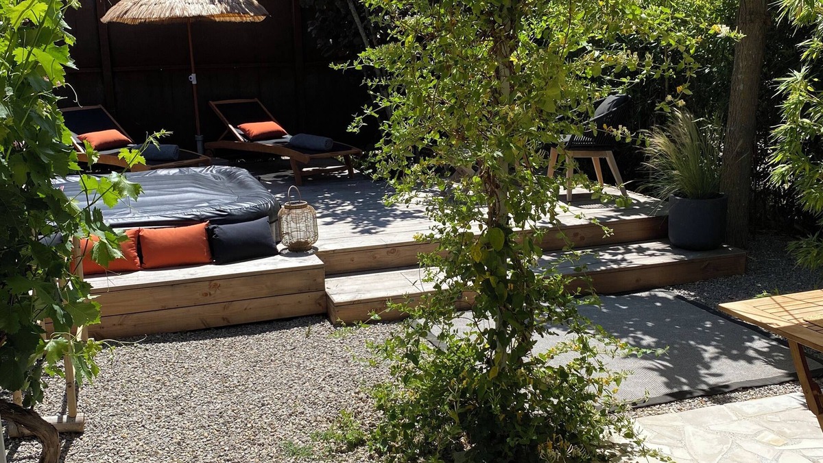 Figanieres Apartment | Studio with Jacuzzi in charming property