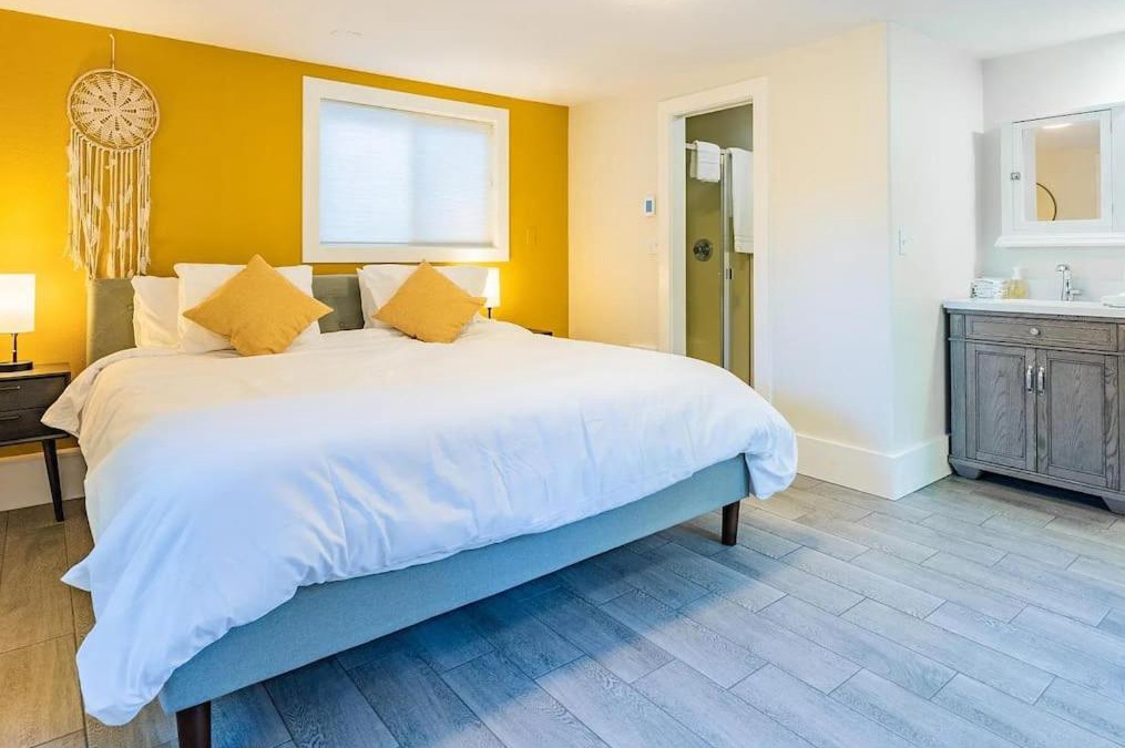 Ashland Apartment | Studio with King-Size Bed