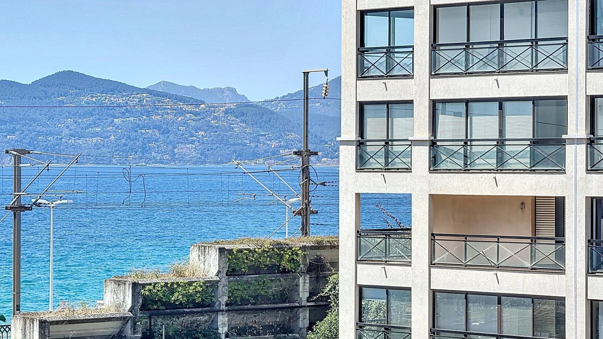 Cannes La Bocca Apartment | Studio with parking in secure residence 50m from the sea and beaches
