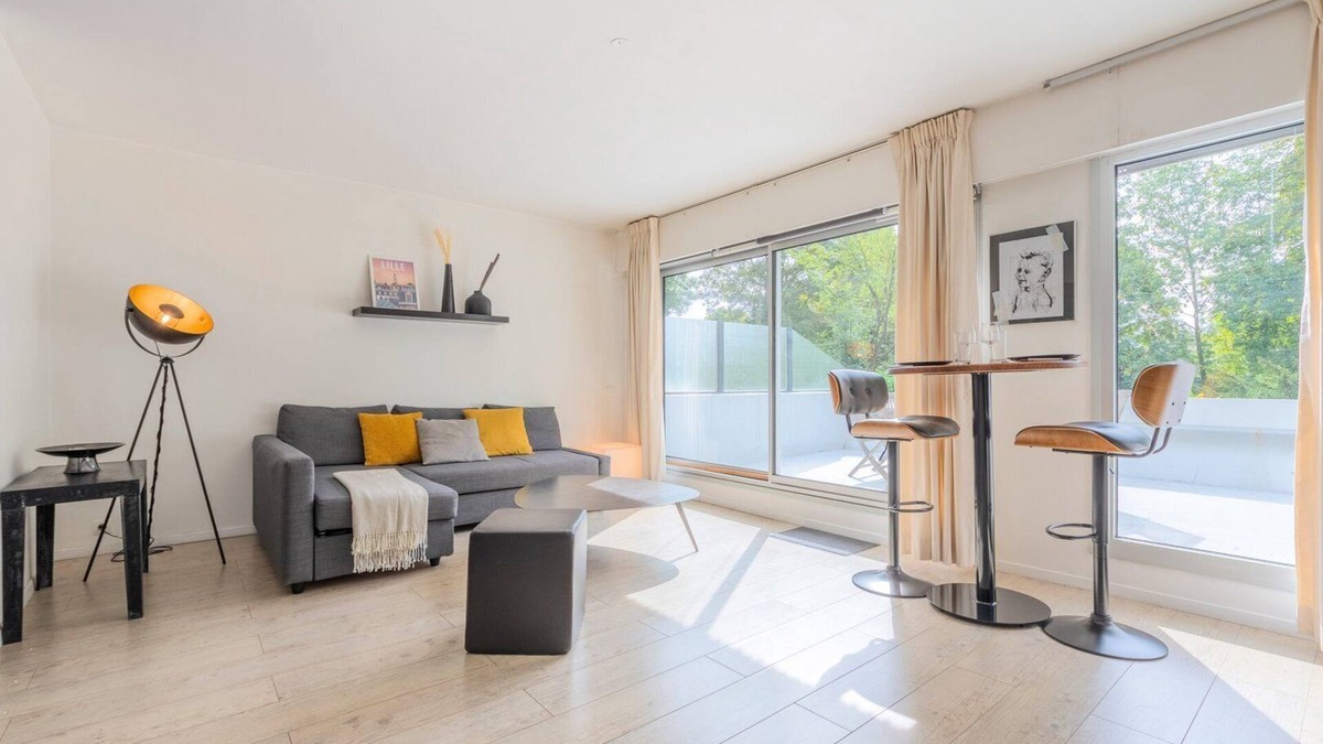 Saint-Maurice Pellevoisin Apartment | Studio with terrace near tramway + parking