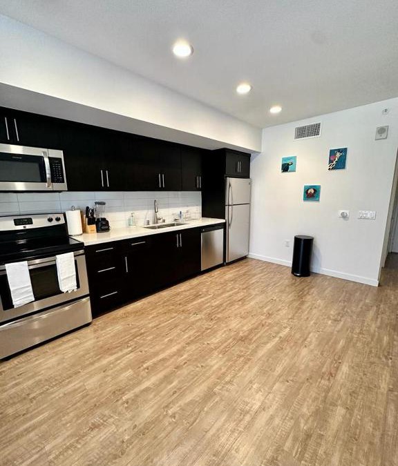 Little Armenia Apartment | Studios Universal 10 min drive FREE parking and WIFI