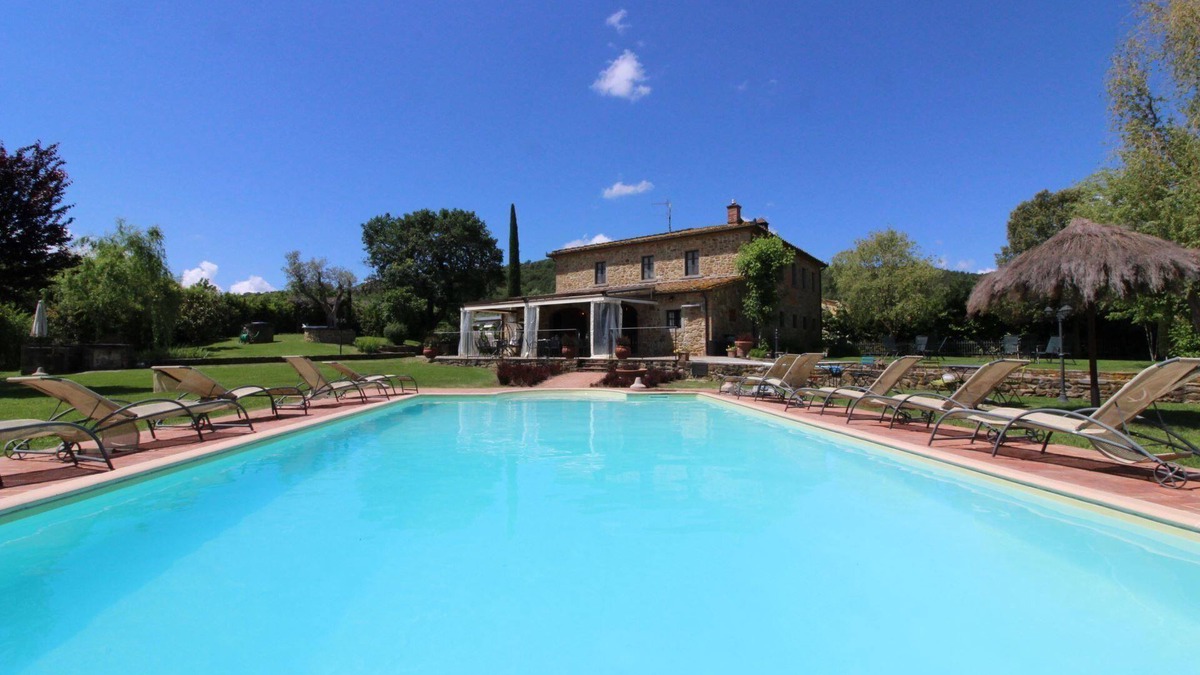 Civitella in Val di Chiana Villa | Stunning private villa for 16 people with WIFI, private pool, TV and pets allowed, close to Arezzo