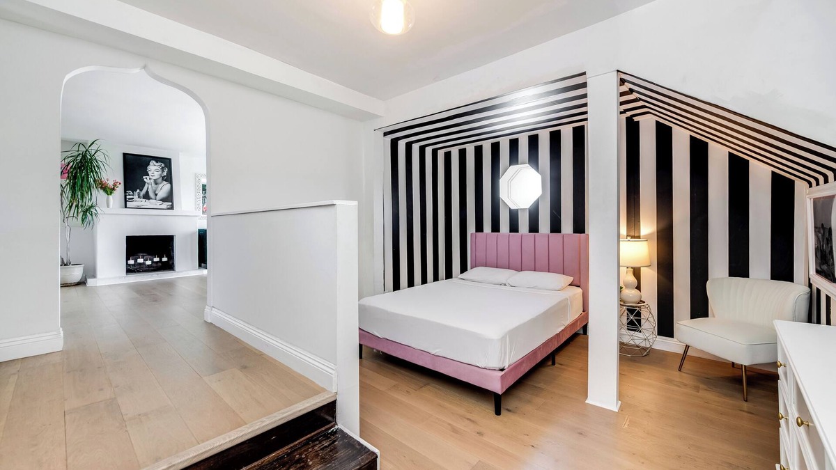 Adams Hill Apartment | Stunning 1-bedroom apartment with view