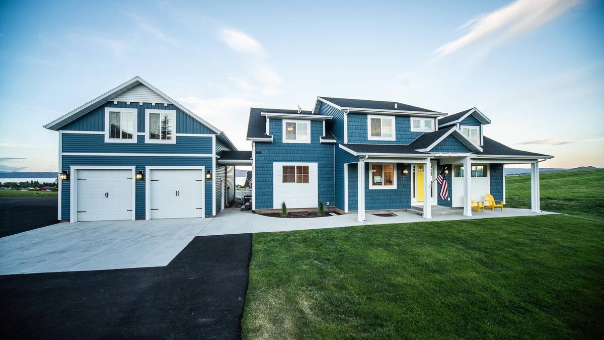 Garden City House | Stunning 10 bedroom Lakeview Retreat! In the middle of Garden City! Ideal Beach!