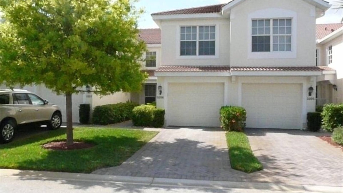 Fort Myers Condo | Stunning 1st Floor Waterfront Carriage Home W/Attached Garage