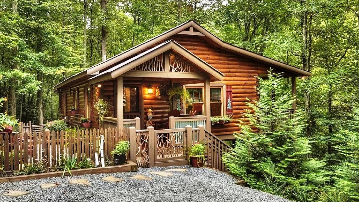 Aska Cabin | Stunning, 2/2, hot tub, fenced, pet friendly, paved roads, WIFI, ADULT ONLY.