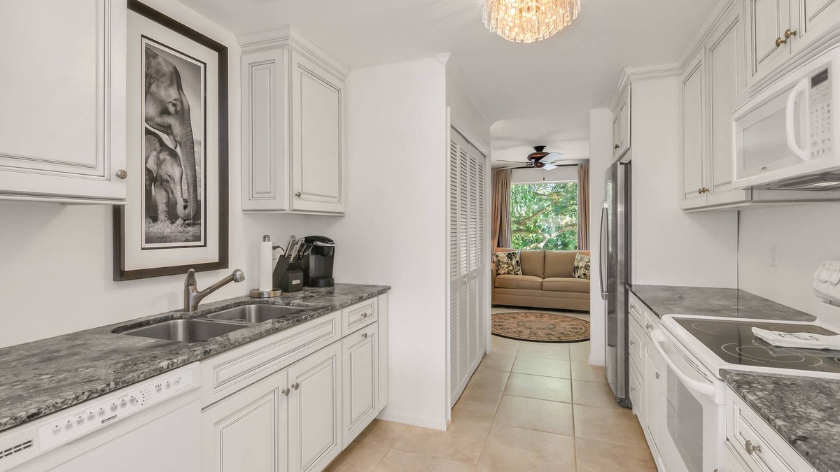 Imperial Golf Estates Condo | Stunning 2 Bed 2Bath+Den Minutes Away From Beautiful White Sand Beaches