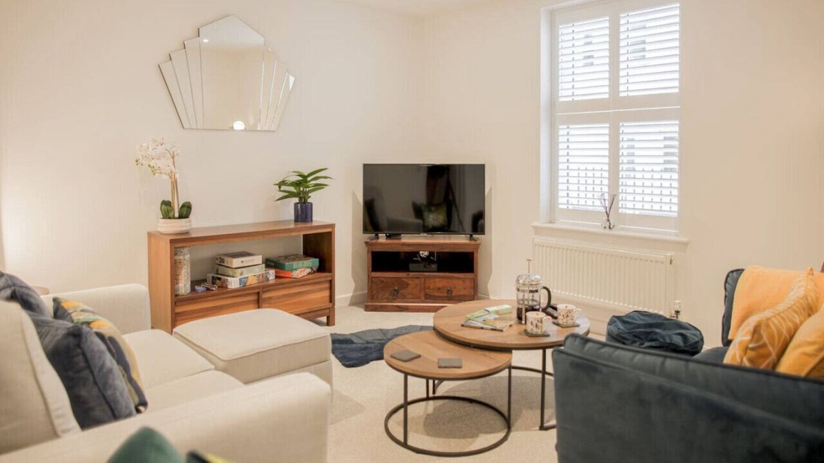 Cheltenham House | Stunning 2 Bed with Private Patio and Free Parking