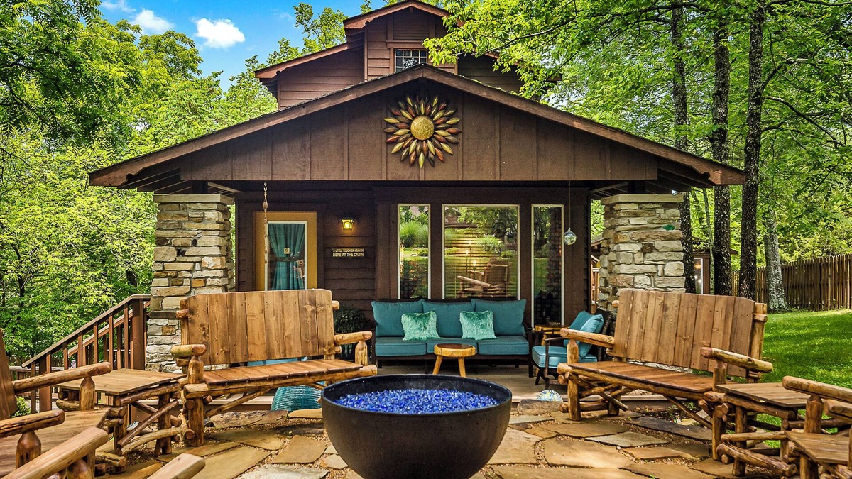 Eureka Springs Historic District Cabin | Stunning 2 Bedroom Cabin In The Woods, Covered Porch, Jacuzzi, Kitchen & Hot Tub