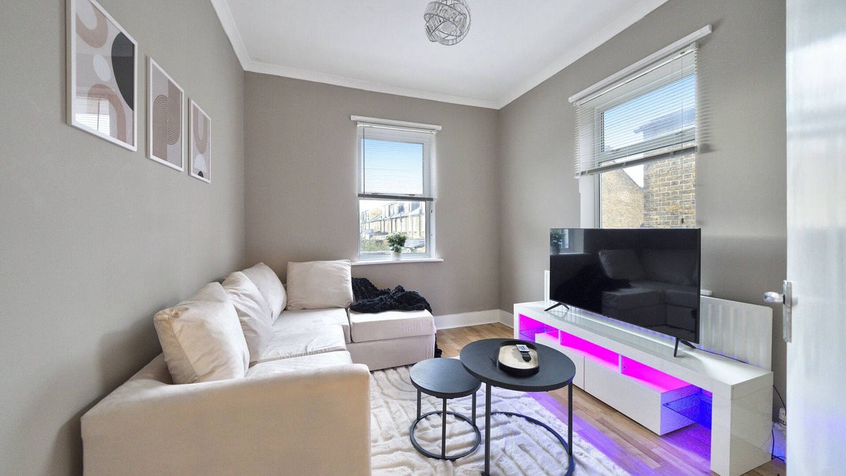 Walpole Apartment | Stunning 2-Bedroom, Located In West London
