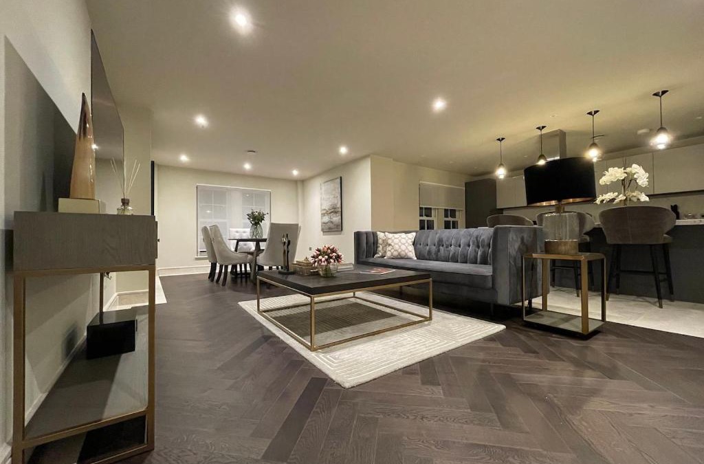 Chigwell Apartment | Stunning 2BA, 2BR Apt, Desirable Chigwell CHCL F6