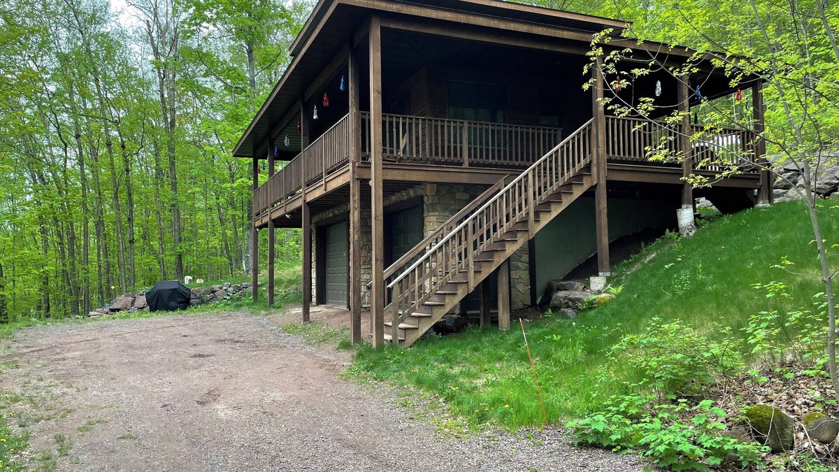 Upson House | Stunning 3 bed/2bath Cottage with lake frontage. Winter ski in/out Whitecap Mtn