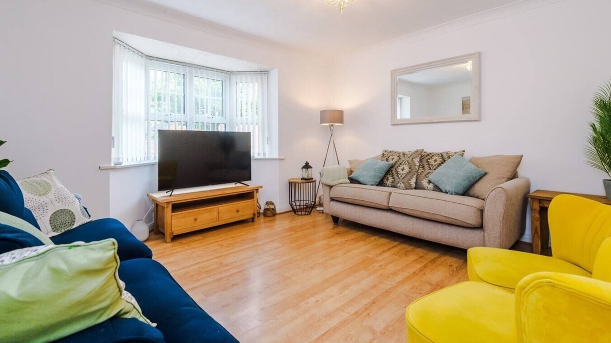 Binley House | Stunning 3 Bedroom House Coventry