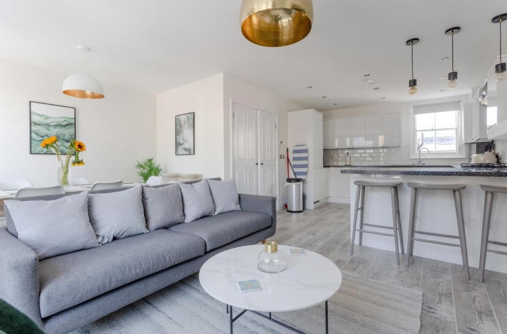 Sands End House | Stunning 3 Bedroom 2 Bath in Fantastic Location