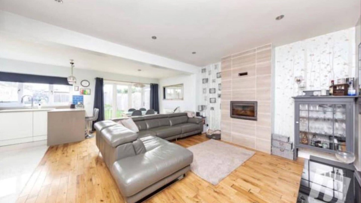 Squirrel's Heath House | Stunning 4-Bed House in Gidea Park