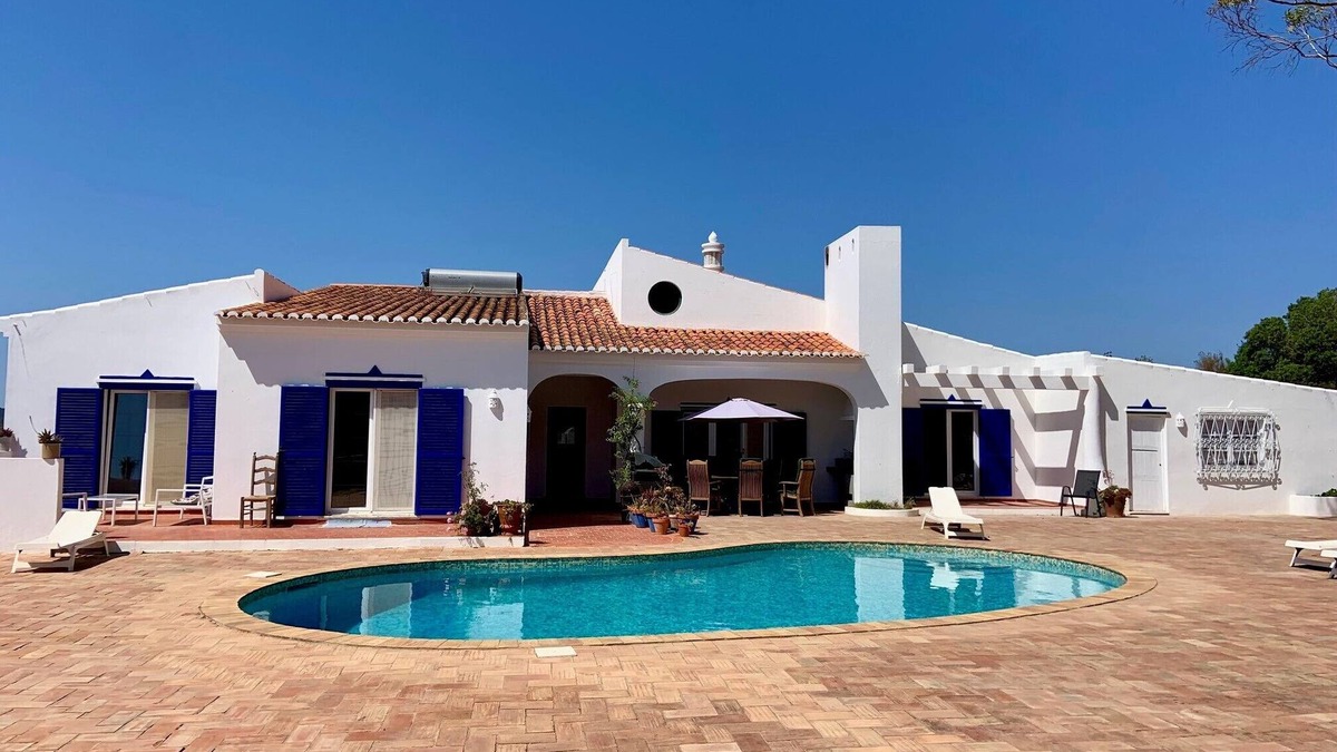 Colinas Verdes Villa | Stunning 4 bedroom 4 bathroom countryside villa near Lagos, pool & large garden