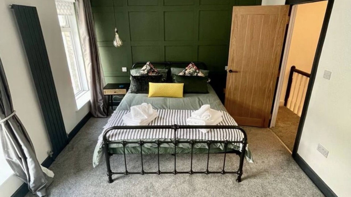 Skewen House | Stunning 4 bedroom house within 20 min drive from Swansea.