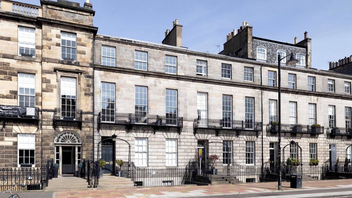 West End House | Stunning 4 bedroom Townhouse in central Edinburgh with garden & private parking