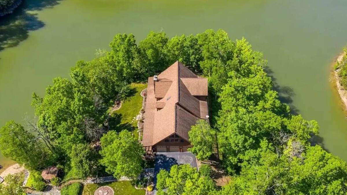 Sevierville Cabin | ❤️ Stunning 5 Acre Lake Cabin, Community Pool ❤️